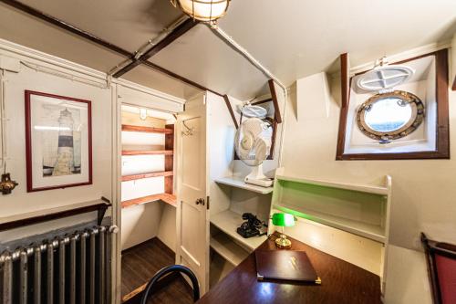 a small room with a table and a radiator at Das Feuerschiff in Hamburg