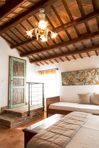 a bedroom with a bed and a ceiling fan at Bed & Breakfast Corte Zen in Adria
