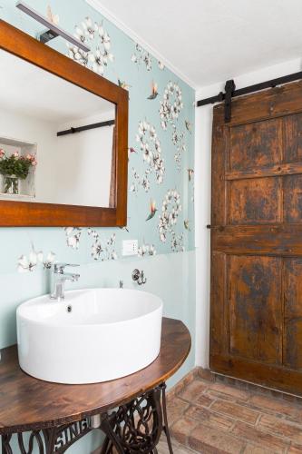 a bathroom with a white sink and a mirror at Bed & Breakfast Corte Zen in Adria