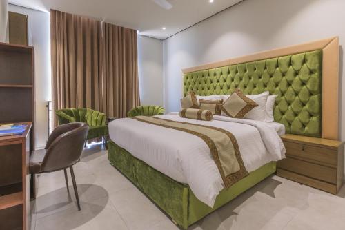 Кровать или кровати в номере Trivelles Executive Suites Islamabad