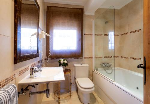 a bathroom with a toilet and a sink and a shower at Posada Valle de Güemes in Güemes