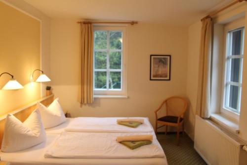 a hotel room with two beds and a window at Naturresort Bieleboh in Beiersdorf