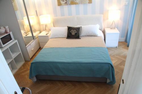 a bedroom with a bed and two lamps and a mirror at B&B Pescara Centro Luxury Suite in Pescara