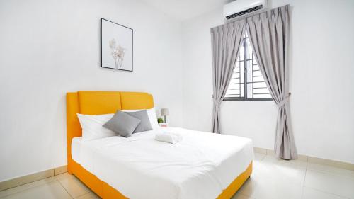 Tempat tidur dalam kamar di Desaru Home Feel Theme by Joyfully 13M1