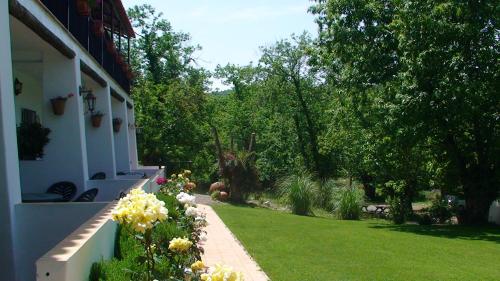 a garden with flowers on the side of a house at Hotel Apartamento Rural Finca La Media Legua in Aracena