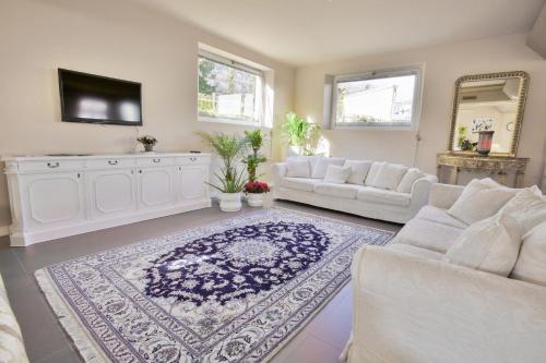 a living room with a white couch and a rug at Relais Le Felci Executive Suite Spa in Fiuggi
