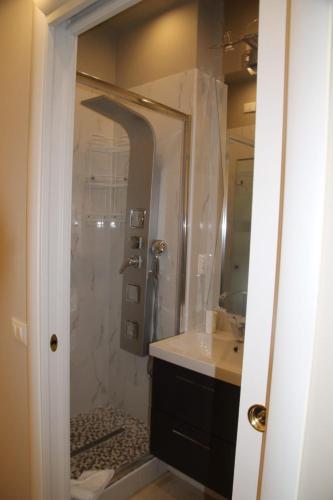 a bathroom with a shower and a sink at B&B Pescara Centro Luxury Suite in Pescara
