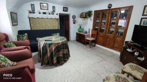 uma sala de estar com uma mesa no meio em Cueva de la abuela em Los Carriones