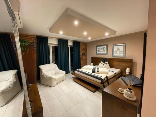 um quarto com uma cama e uma cadeira em Apartment Klet em Sisak