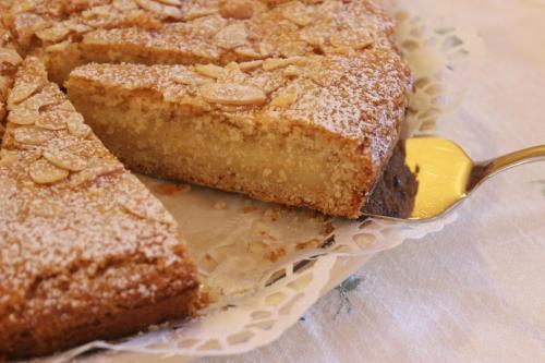 un pezzo di torta su un piatto con un cucchiaio di Masseria Pagani a Nardò