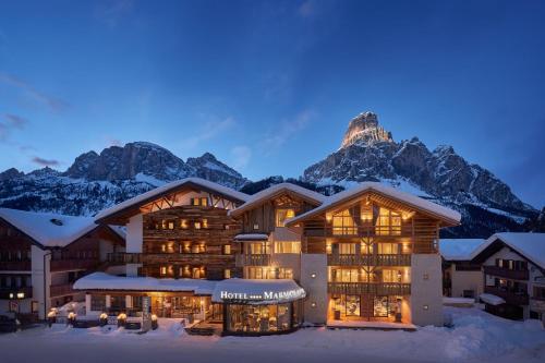 コルヴァーラ・イン・バディーアにあるオテル マルモラーダの山を背景にしたロッジ