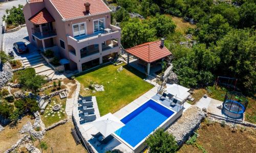 una vista aérea de una casa con piscina en Villa Majkovica, en Orasac