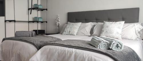 Een bed of bedden in een kamer bij Apartamento rural NÍVALIS