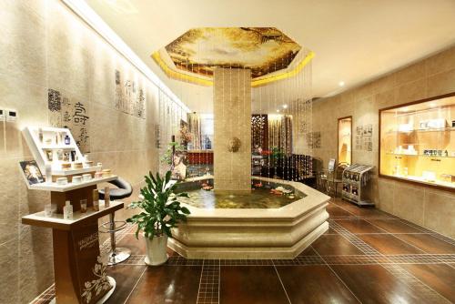 a salon with a fountain in the middle of a room at Tian Lai Crown Hotel in Chongqing