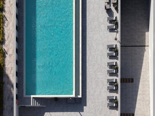 una vista aérea de una piscina en un edificio en ONLY Boutique Suites & Residences en Limassol