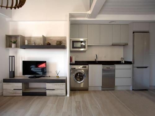 a kitchen with a washer and dryer in a room at Apartamento Subida Las Torres in Albarracín