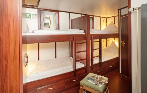 pokój z 3 łóżkami piętrowymi w pokoju w obiekcie Alexander von Humboldt - Das Schiff w Bremie