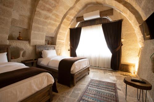 Una cama o camas en una habitación de Medusa Cave Hotel