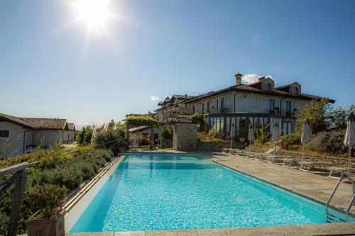 una piscina frente a una casa en Agriturismo La Torricella en Monforte dʼAlba