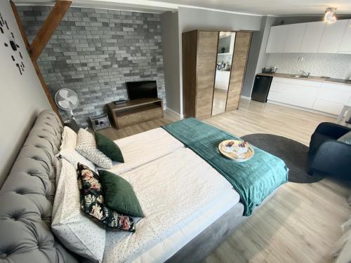 um quarto com uma cama grande e uma sala de estar em Apartament Blue Lagoon em Sopot