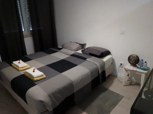 una camera da letto con un grande letto con due candele sopra di GuestHouse Marialva Park a Corroios