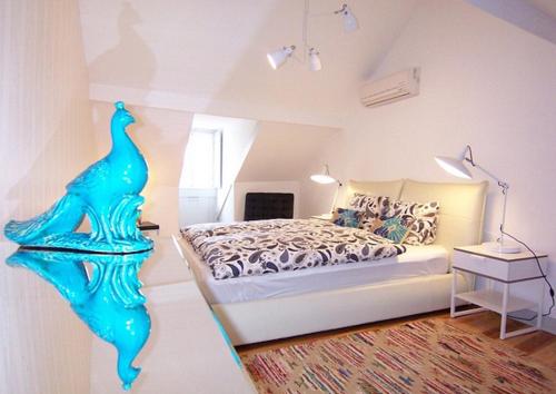 a bedroom with a large bed with a blue decoration at Bela Vista - Lissabon Altstadt in Lisbon
