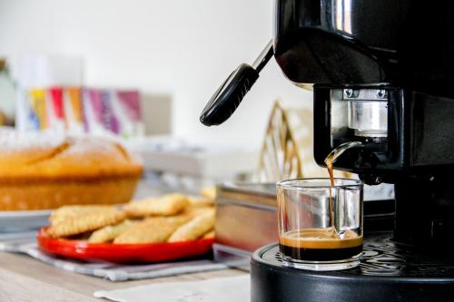 uma cafeteira está a fazer uma chávena de café em Girastrittue Colobraro em Colobraro