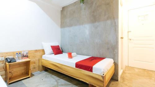 RedDoorz Plus @ Boni Avenue Mandaluyong tesisinde bir odada yatak veya yataklar