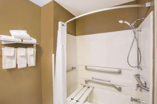 Bilik mandi di Super 8 by Wyndham Brookings