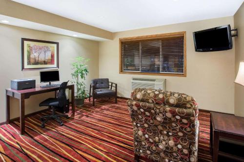 Televisyen dan/atau pusat hiburan di Super 8 by Wyndham Brookings