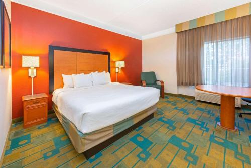 Katil atau katil-katil dalam bilik di La Quinta by Wyndham USF (Near Busch Gardens)