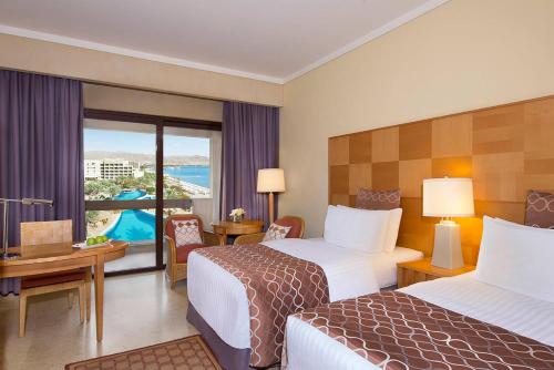 Postel nebo postele na pokoji v ubytování InterContinental Aqaba, an IHG Hotel