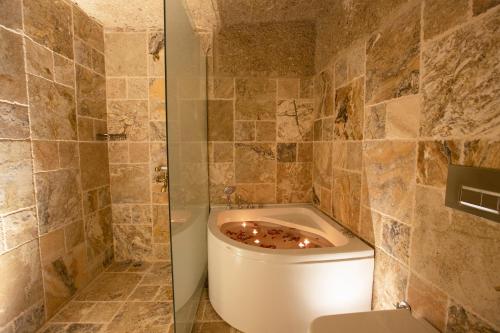 Un baño de Medusa Cave Hotel