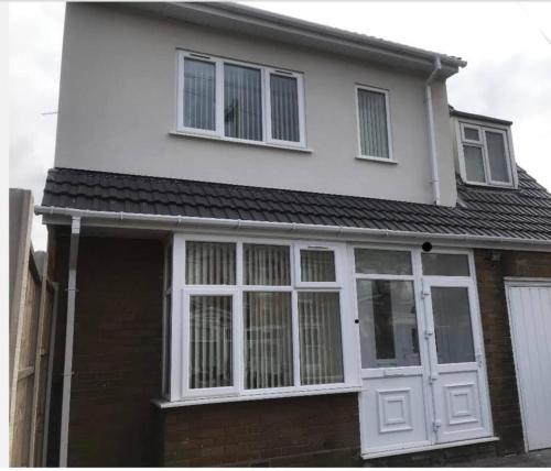 Large 5 Bed House Wolverhampton Parking
