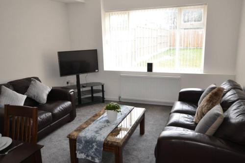 Large 5 Bed House Wolverhampton Parking – Photos 2