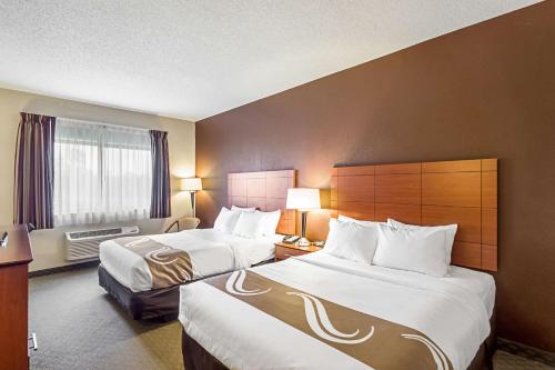 Кровать или кровати в номере Quality Inn Sheboygan North I-43