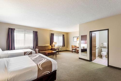 um quarto de hotel com duas camas e um espelho em Quality Inn em Sheboygan
