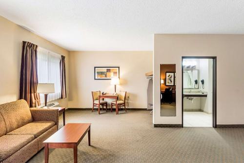 Гостиная зона в Quality Inn Sheboygan North I-43