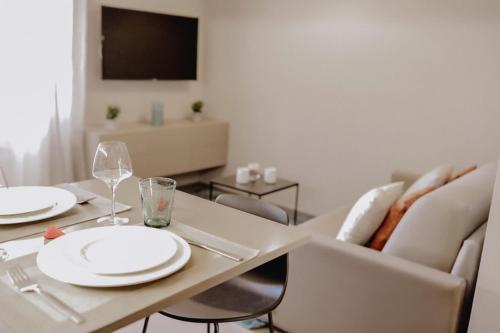 stół jadalny z białymi talerzami i krzesłami w obiekcie Le Beach w Saint-Tropez