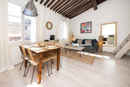 un salon avec une table et un canapé dans l'établissement LE RAVISSANT - 50m du Port - très calme, à Cassis