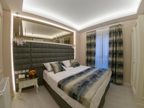 A bed or beds in a room at Crowned Hotel