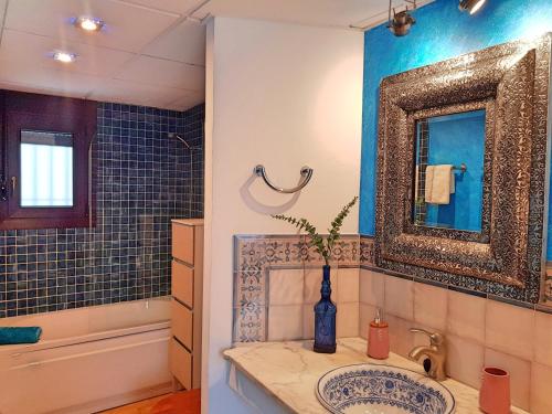 A bathroom at Riad Mezquita de Cordoba