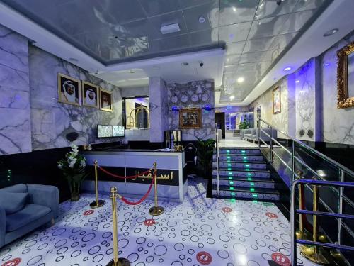 un hall avec un escalier et un hall dans l'établissement Paris Furnished Apartments - Tabasum Group, à Ajman