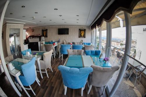 A restaurant or other place to eat at Crowned Hotel