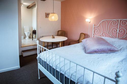 Un pat sau paturi într-o cameră la Lindegaarden Kollund