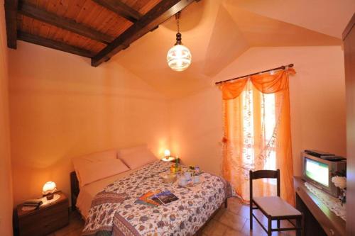 Tempat tidur dalam kamar di Locanda monte cervino
