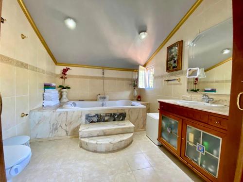 Ένα μπάνιο στο The Sunset Marbella