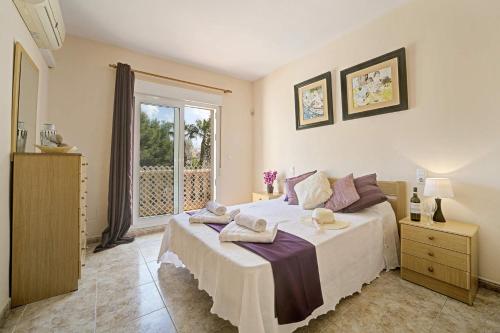 sypialnia z dużym łóżkiem i oknem w obiekcie 3314 Villa Belinda w mieście Casas de Torrat