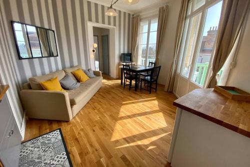 un salon avec un canapé et une table dans l'établissement EVENTAIL agréable 2 pièces proche mer et ville, à Cabourg