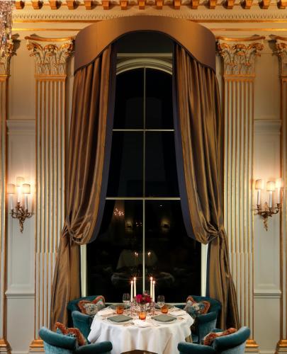 Uma área de estar em Cliveden House - an Iconic Luxury Hotel
